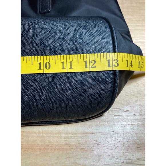 Guess Black Tote Purse Double Strap with Guess Fabric Interior Pockets Snap - Picture 5 of 9